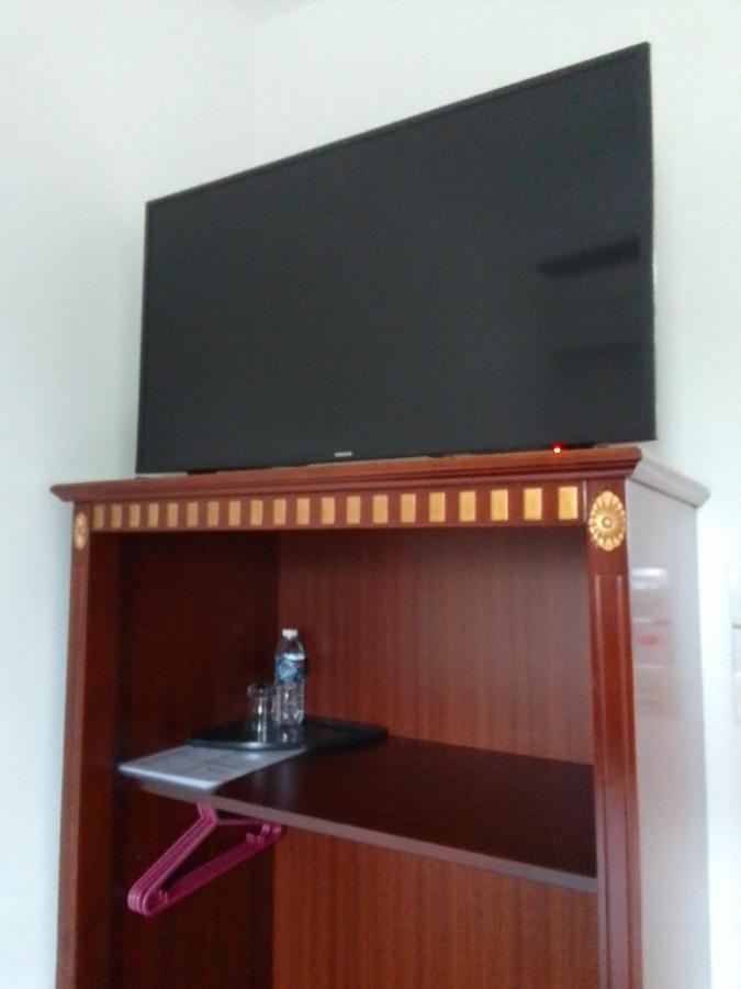 Super Oyo 90464 Borneo Suites Hotel Kota Kinabalu Bagian luar foto