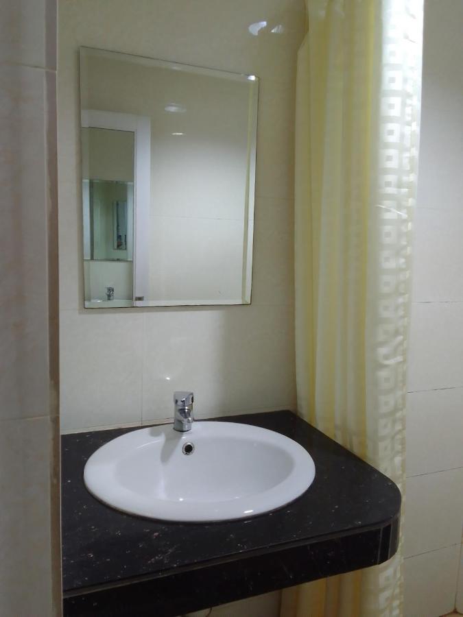 Super Oyo 90464 Borneo Suites Hotel Kota Kinabalu Bagian luar foto